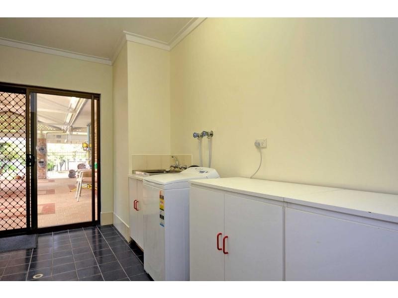 6 Tee Avenue, Mundaring WA 6073