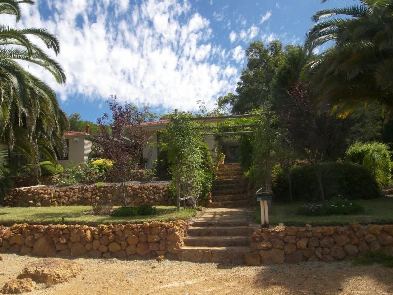 25 Jarrah Road, Mundaring WA 6073