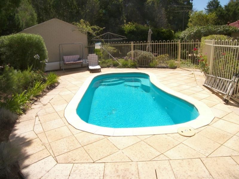 25 Jarrah Road, Mundaring WA 6073