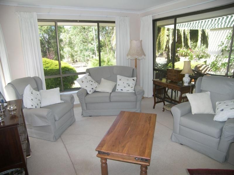 25 Jarrah Road, Mundaring WA 6073