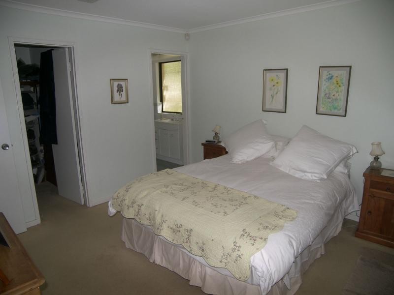 25 Jarrah Road, Mundaring WA 6073