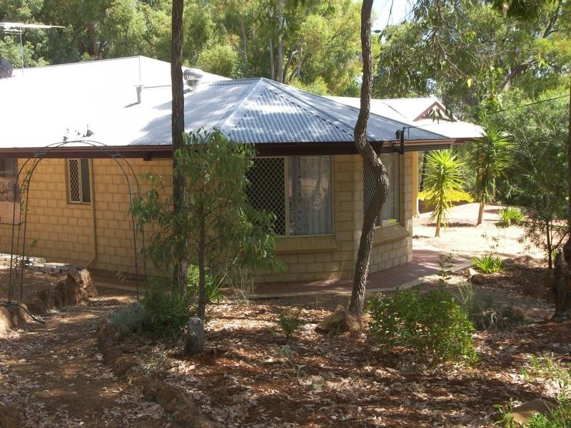 2 Selkirk Road, Mundaring WA 6073