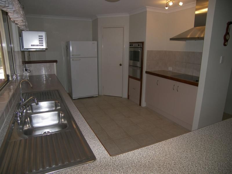 2 Selkirk Road, Mundaring WA 6073