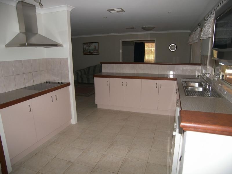 2 Selkirk Road, Mundaring WA 6073