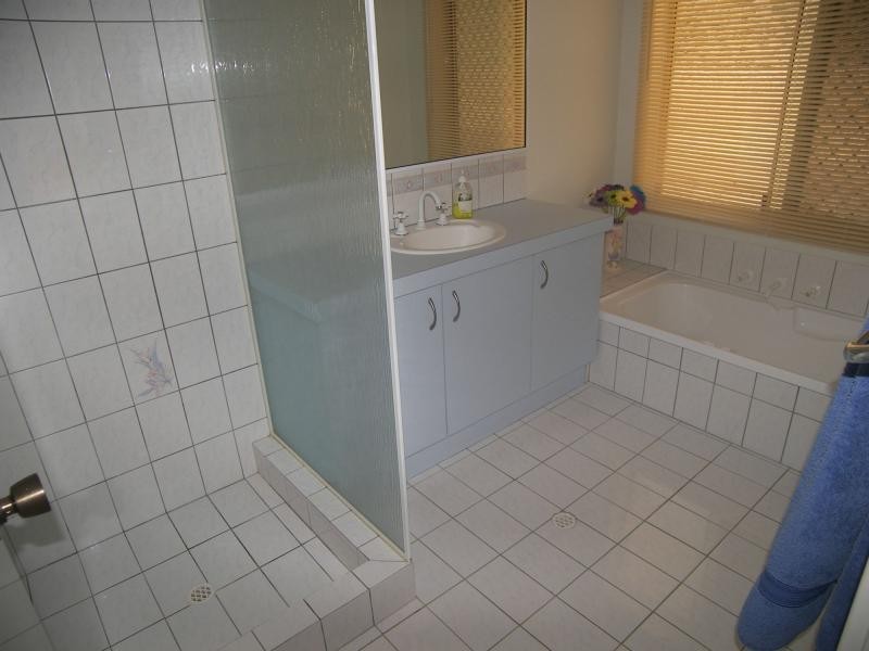 2 Selkirk Road, Mundaring WA 6073