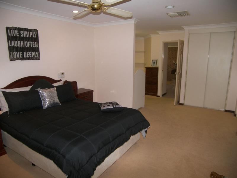 16 Settler Place, Greenmount WA 6056