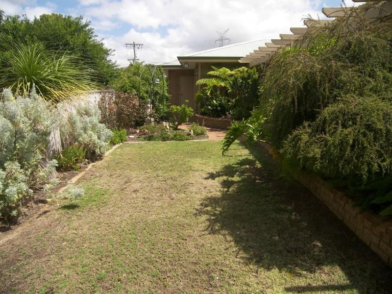 16 Settler Place, Greenmount WA 6056