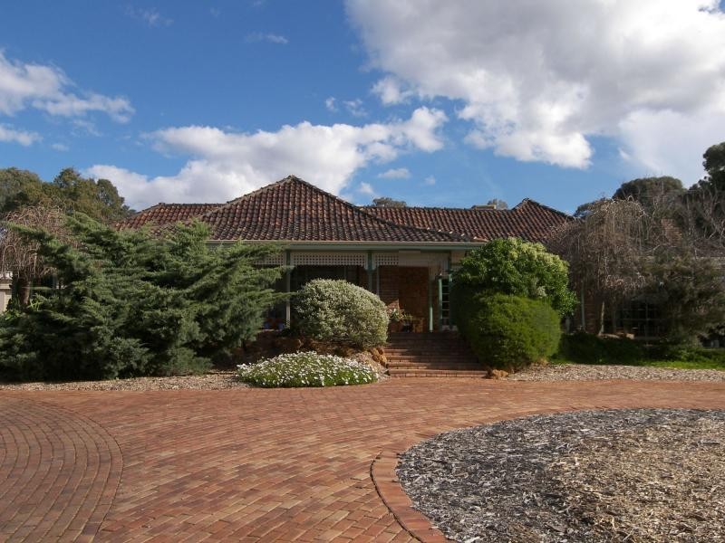 6 Tee Avenue, Mundaring WA 6073