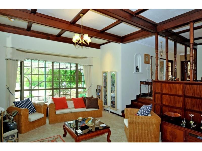 6 Tee Avenue, Mundaring WA 6073