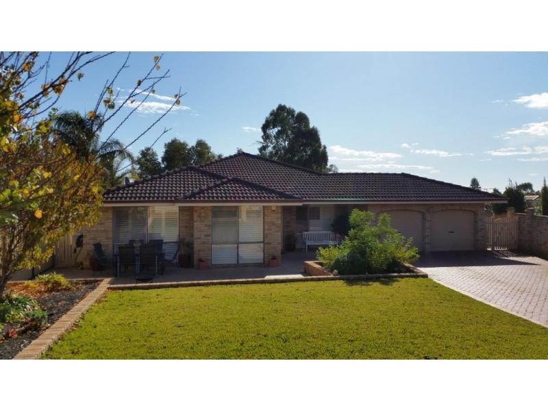 4 Lone Pine Way, Greenmount WA 6056