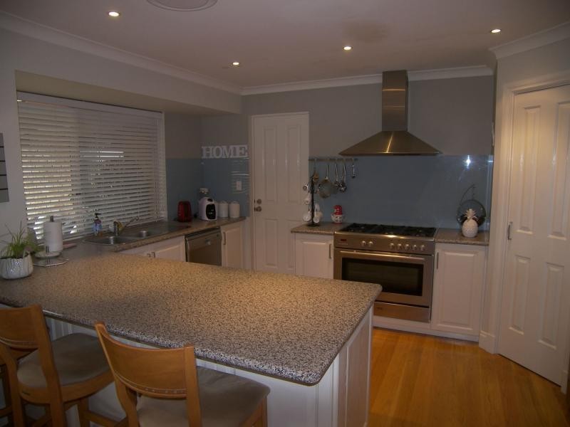 4 Lone Pine Way, Greenmount WA 6056