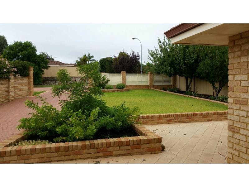 4 Lone Pine Way, Greenmount WA 6056