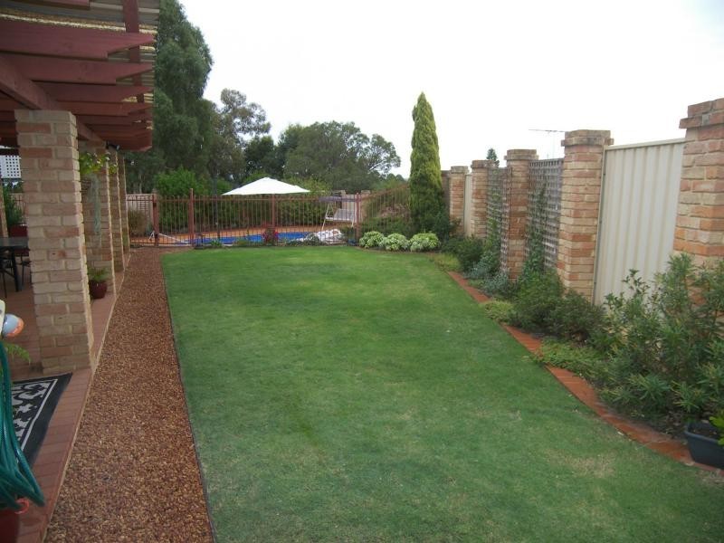 4 Lone Pine Way, Greenmount WA 6056