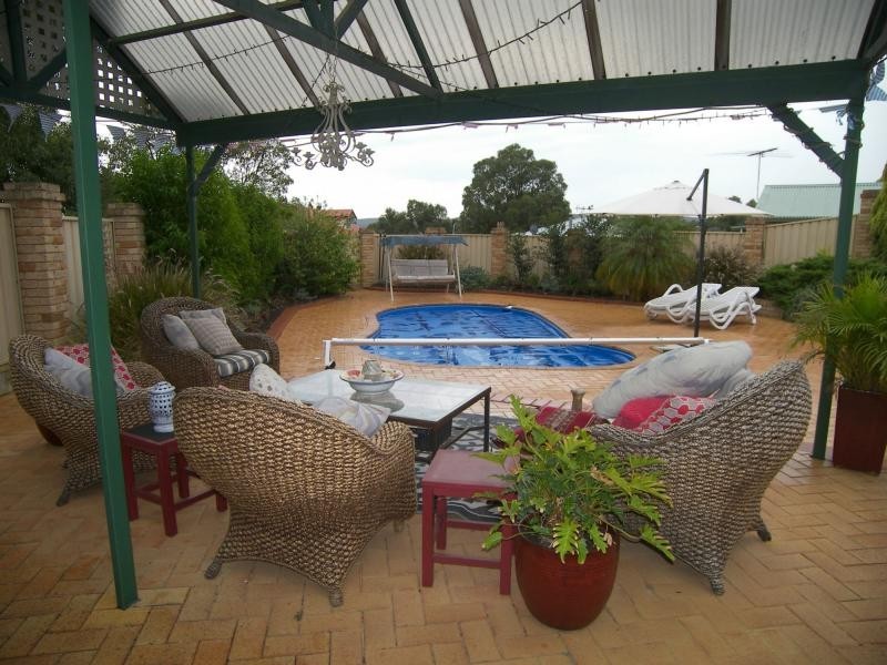 4 Lone Pine Way, Greenmount WA 6056