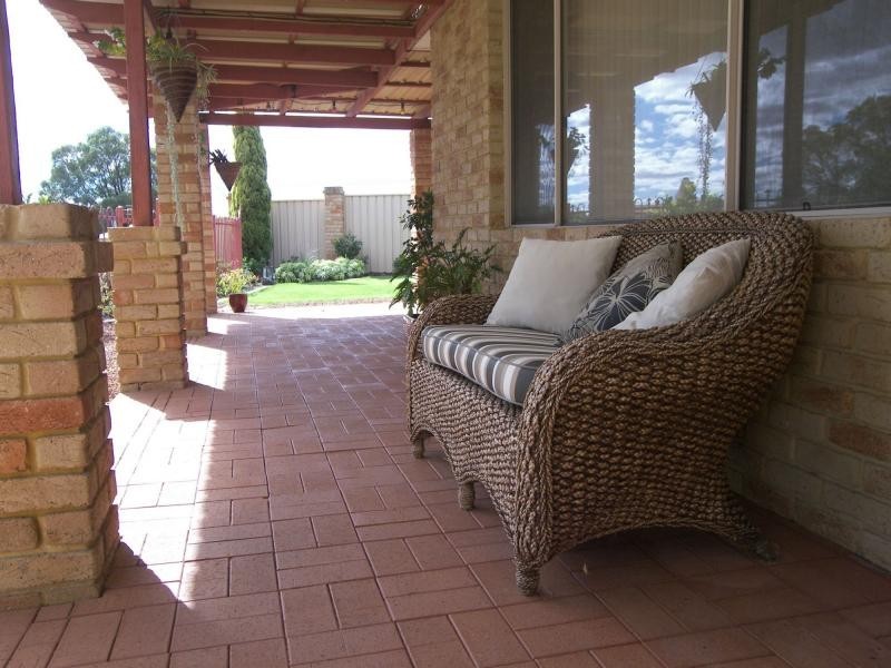 4 Lone Pine Way, Greenmount WA 6056