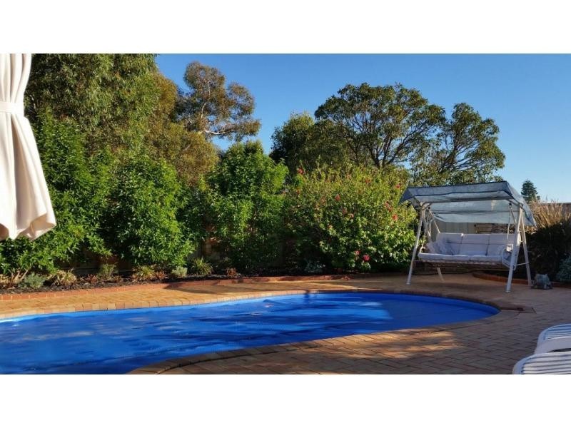 4 Lone Pine Way, Greenmount WA 6056