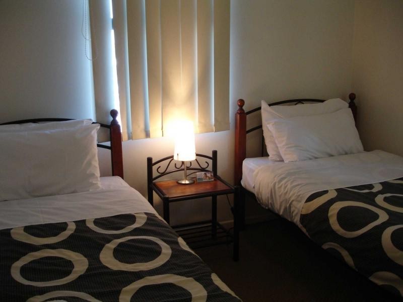 7- 9 Robert Street East, Labrador QLD 4215