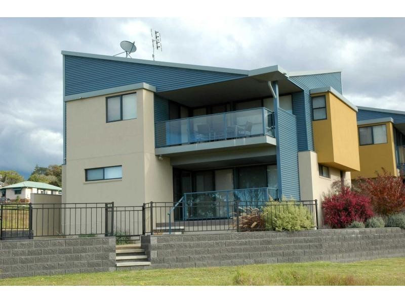 Villa 4/2 Lake Street, Eden NSW 2551