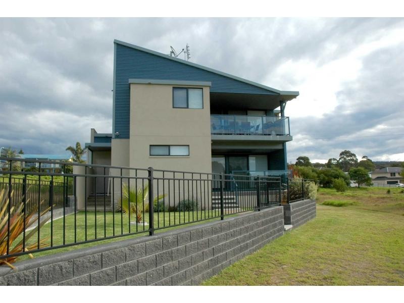 Villa 4/2 Lake Street, Eden NSW 2551