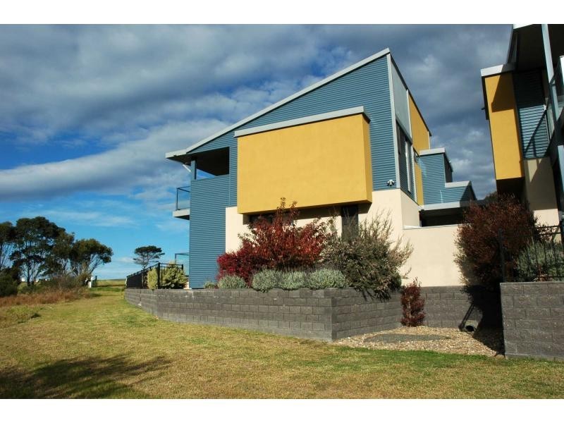 Villa 4/2 Lake Street, Eden NSW 2551