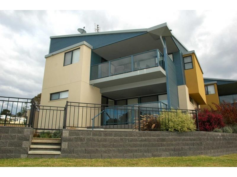 Villa 4/2 Lake Street, Eden NSW 2551