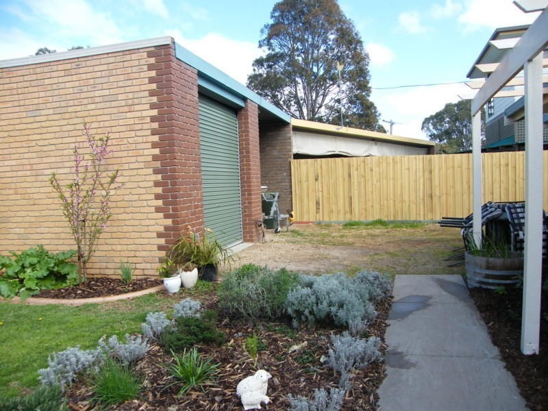 16 White Court, Eagle Point VIC 3878