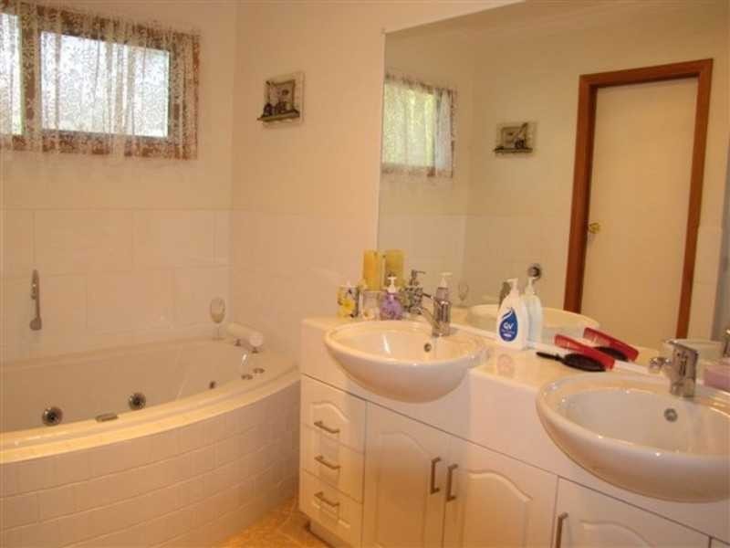 13-15 Fifth Parade, Raymond Island VIC 3880