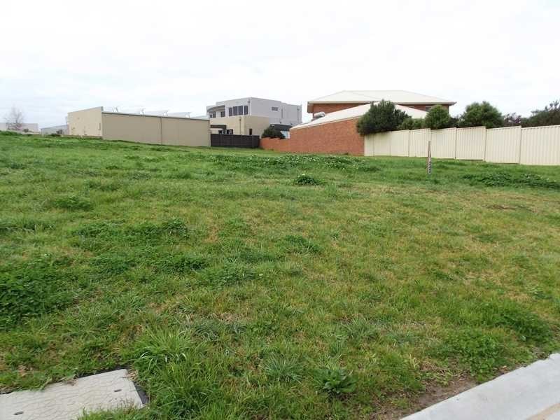 26 Sea Lakes Close, Lakes Entrance VIC 3909