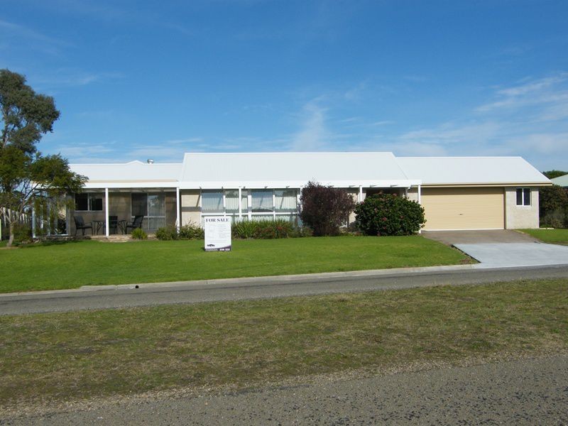 18 Lake Shore Drive, Newlands Arm VIC 3875