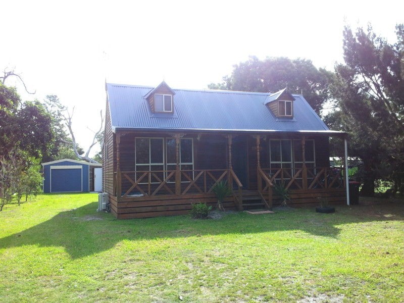 12 Eighth Avenue, Raymond Island VIC 3880
