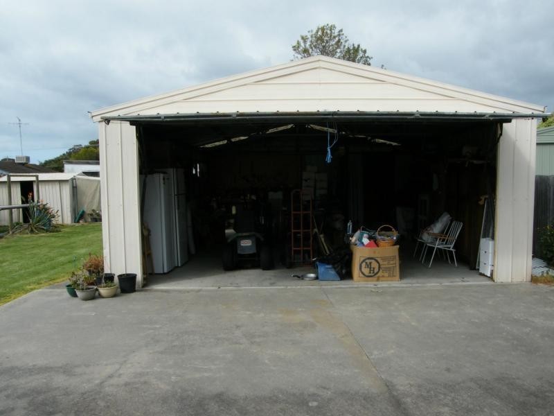 18 White Court, Eagle Point VIC 3878