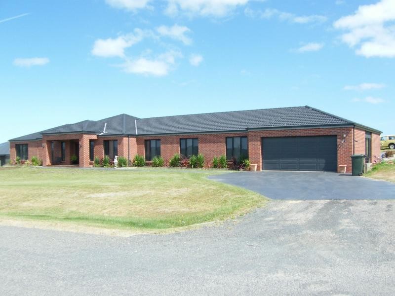 16 Maclure Drive, Bairnsdale VIC 3875