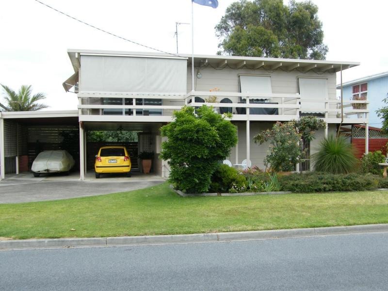 4 Tanjil Avenue, Paynesville VIC 3880