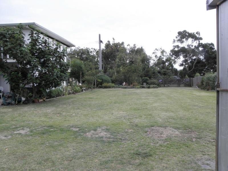 21 Gravelly Point Road, Raymond Island VIC 3880