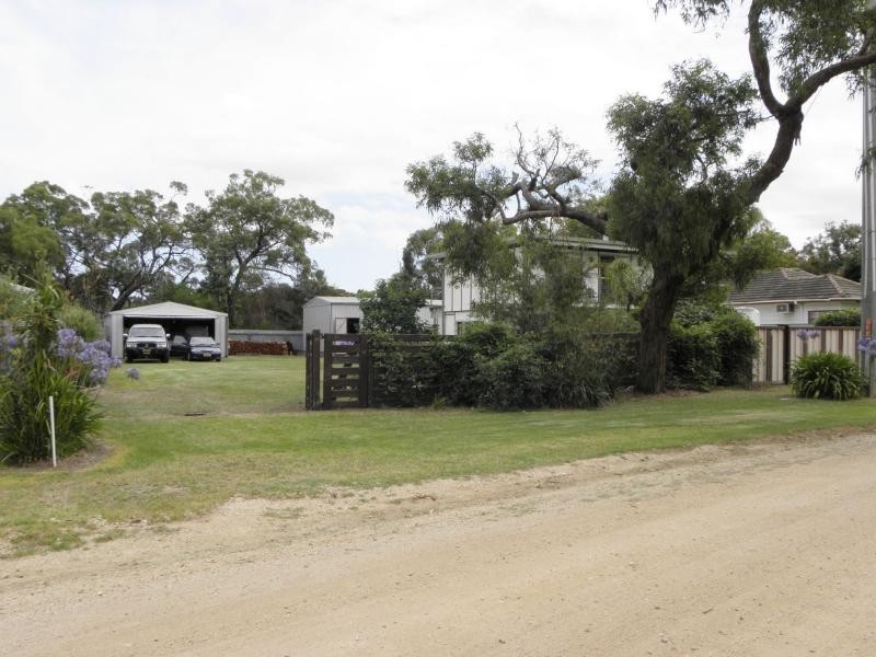 23 Gravelly Point, Raymond Island VIC 3880