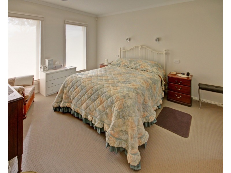 22 Mccallum Dr, Eastwood VIC 3875