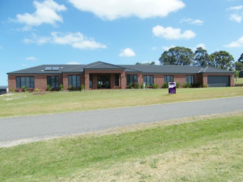 16 Maclure Drive, Bairnsdale VIC 3875