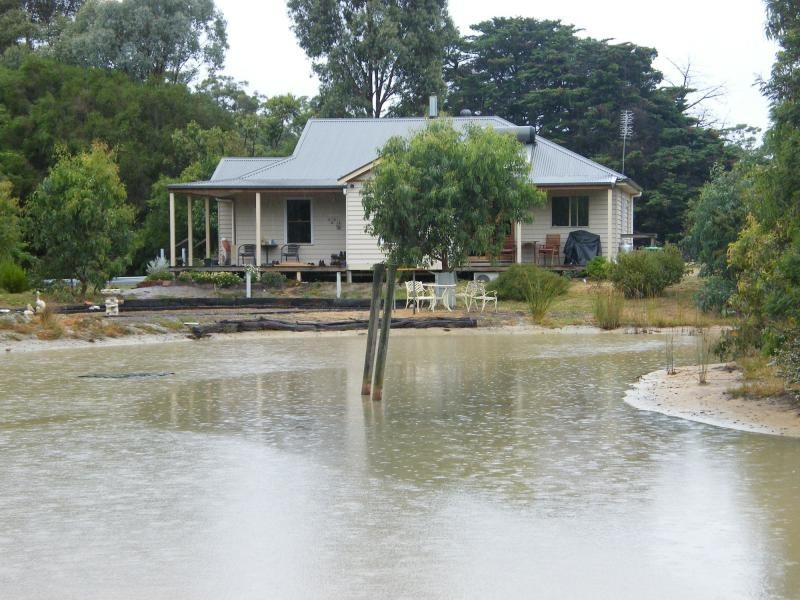 30 Centre, Raymond Island VIC 3880