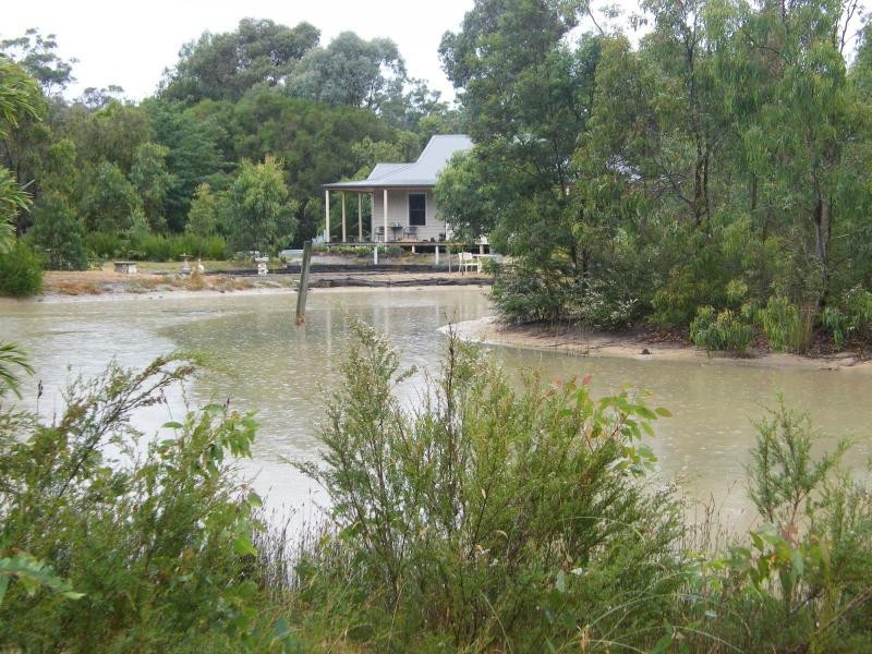 30 Centre, Raymond Island VIC 3880