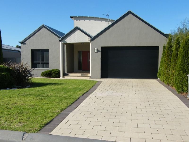 17 Heaths View, Paynesville VIC 3880
