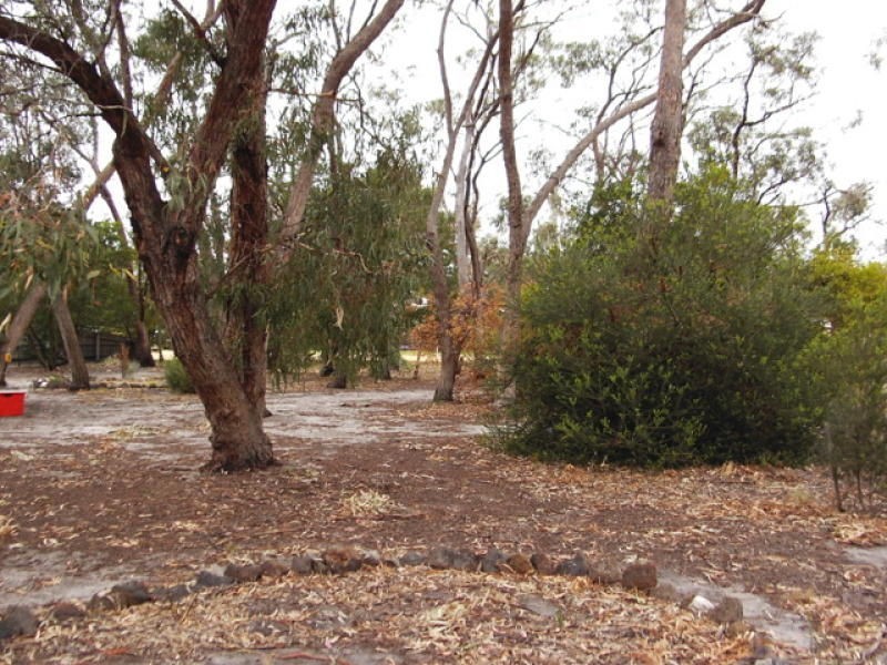 14 Gravelly Point Road, Raymond Island VIC 3880