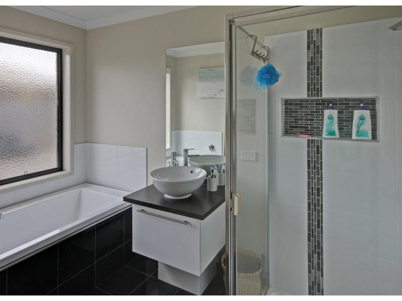 1 Magnolia Way, Paynesville VIC 3880