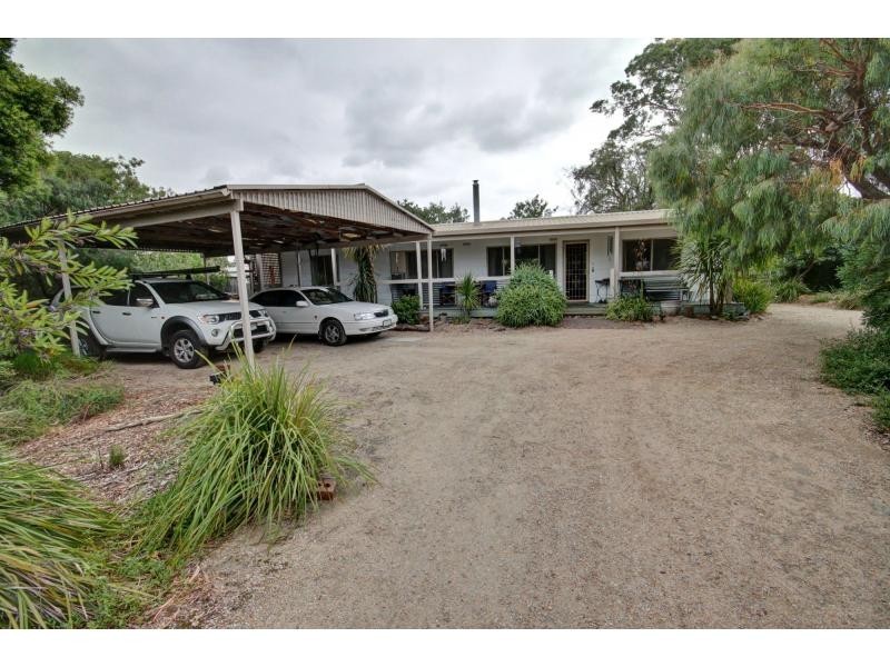 26 Tenth Avenue, Raymond Island VIC 3880