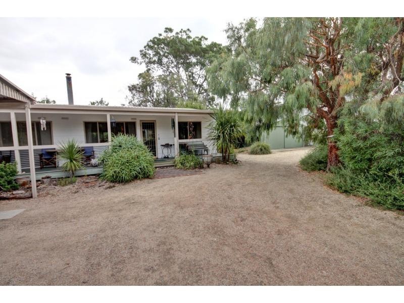 26 Tenth Avenue, Raymond Island VIC 3880