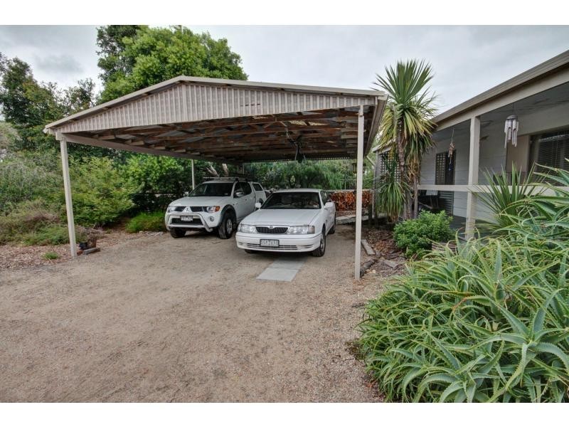 26 Tenth Avenue, Raymond Island VIC 3880