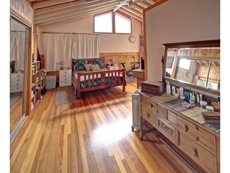 26 Tenth Avenue, Raymond Island VIC 3880