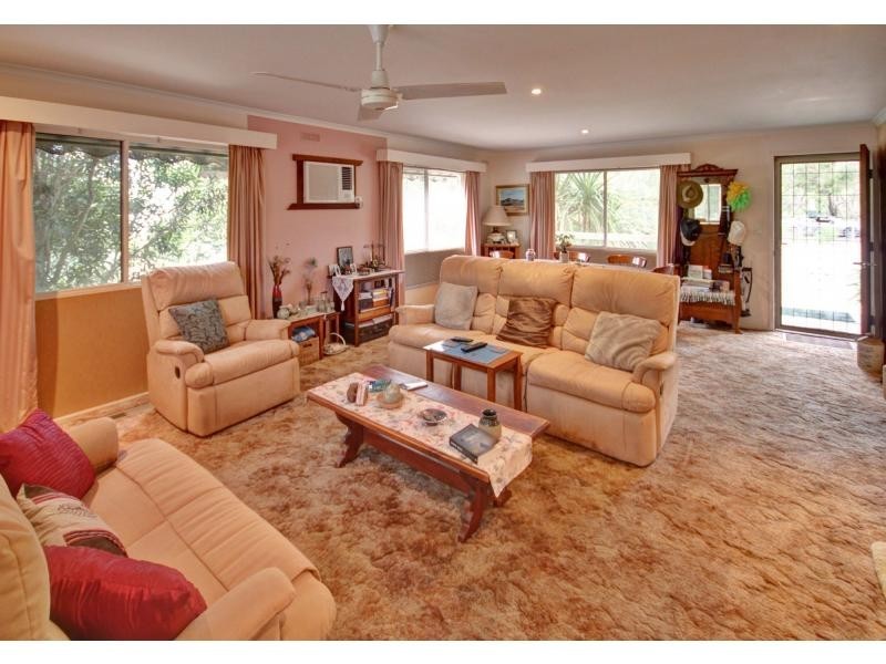 26 Tenth Avenue, Raymond Island VIC 3880