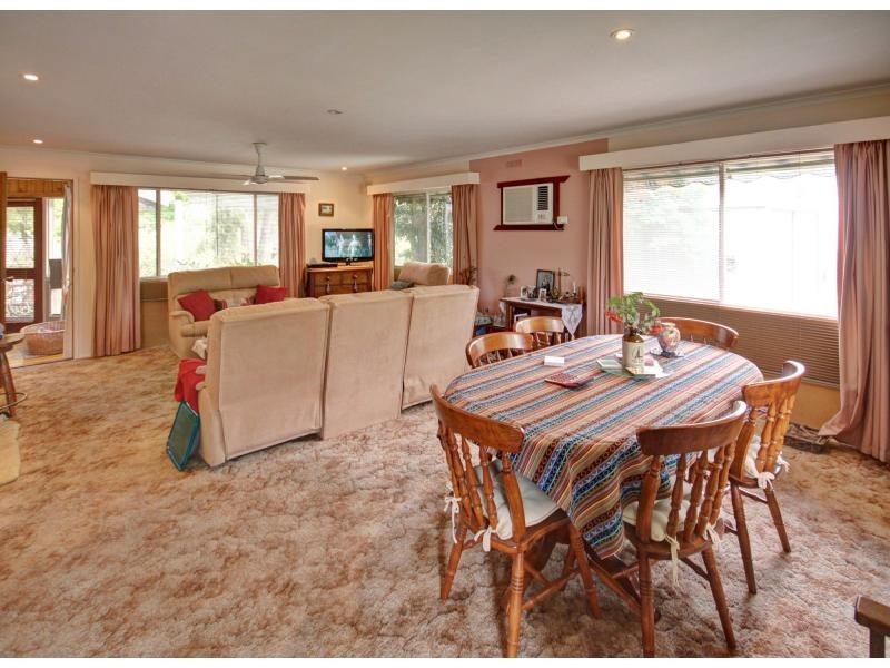 26 Tenth Avenue, Raymond Island VIC 3880
