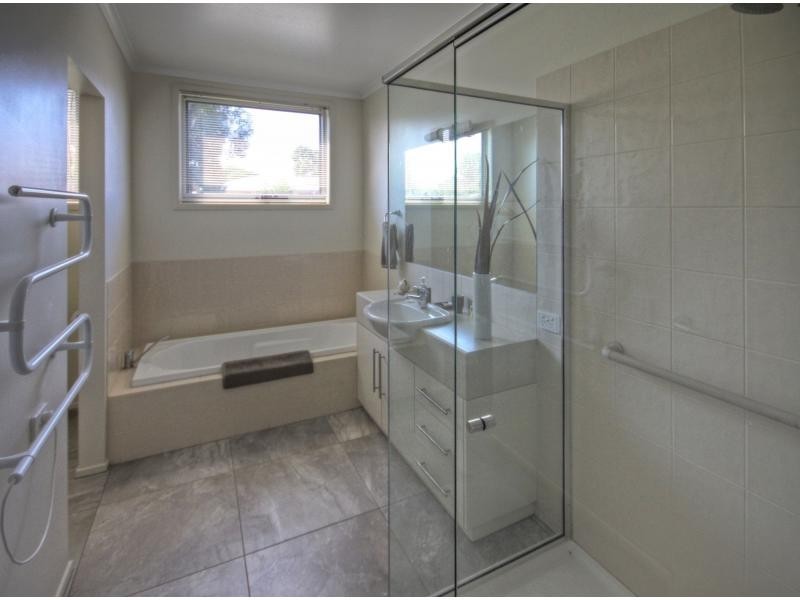 77 Newlands Drive, Paynesville VIC 3880