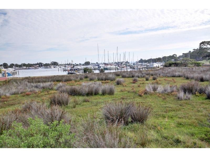 74 Eighth Avenue, Raymond Island VIC 3880